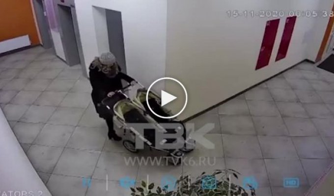 Красноярка пыталась украсть коляску из подъезда, но не прошла с ней в двери