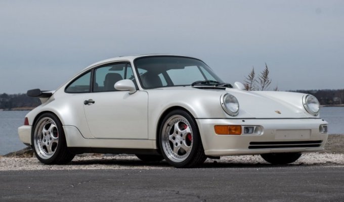 Продают практически новый Porsche, простоявший в гараже четверть века (20 фото)