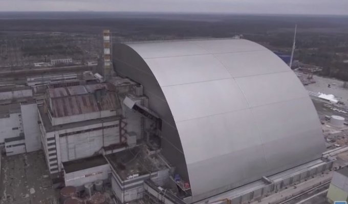 Новая арка над Чернобыльской АЭС (4 фото)