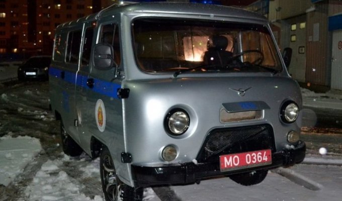 В Беларуси милиционеры своими силами восстановили списанный УАЗ (5 фото)