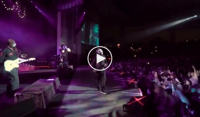 Вокалист группы Slipknot доходчиво объяснил фанату, что не стоит залипать в телефон во время концерта  