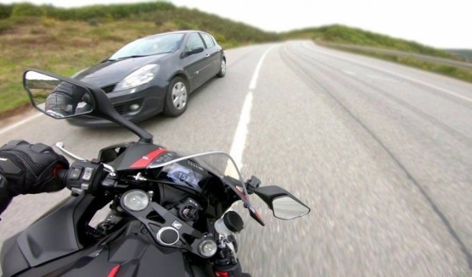 Гонка с Lamborghini на извилистой дороге едва не закончилась печально для мотоциклиста (2 фото + 1 видео)