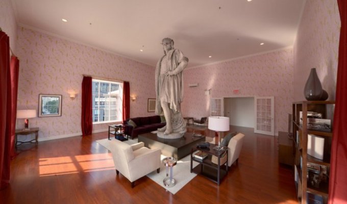 Статуя Колумба на Манхэттене поселилась в американской гостиной (5 фото)