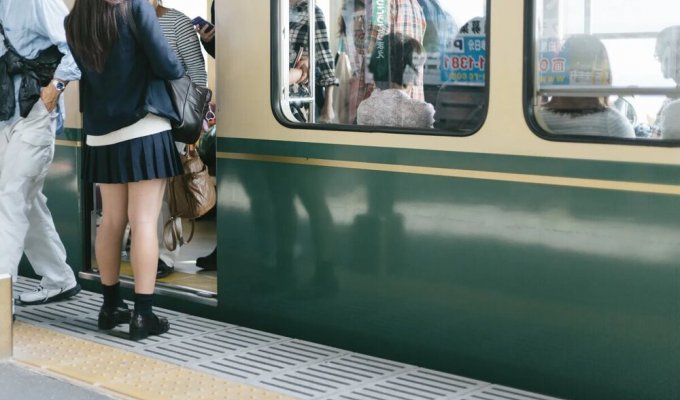 Внезапное трогание девушек в японском метро: кто такие чиканы и что они делают (8 фото)