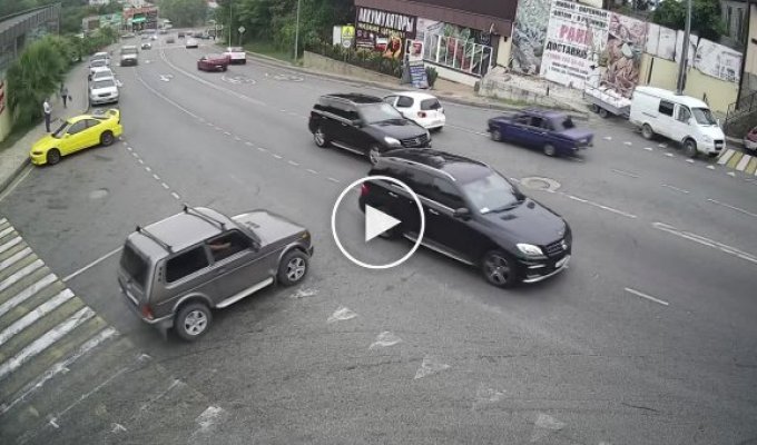 В Сочи на видео попала авария с участием мусоровоза