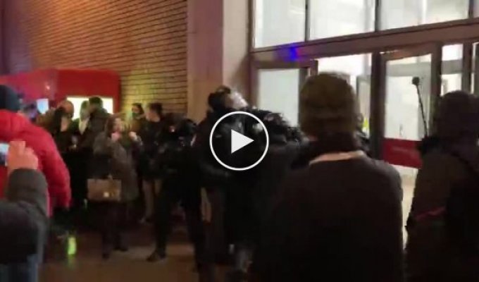 Российские силовики избивают и задерживают людей прямо на входе в метро Цветной бульвар