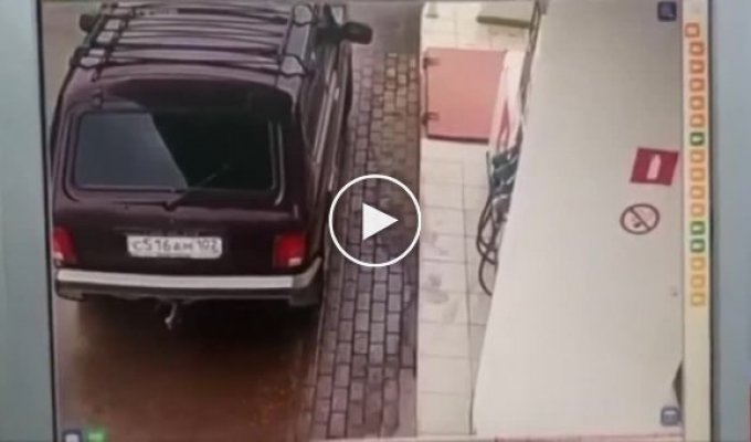 Невнимательная женщина попыталась заправить свой автомобиль беспроводным способом