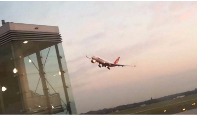 Пилот последнего рейса Air Berlin совершил впечатляющий прощальный маневр. Однако понравился он не всем (1 фото + 4 видео)