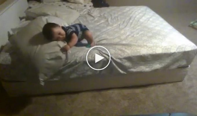 11-ти месячный мальчик придумал как ему слезть с кровати