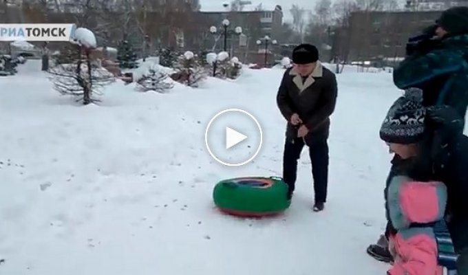 Заместитель мэра Томска скатился с ледяной горки, чтобы проверить её безопасность