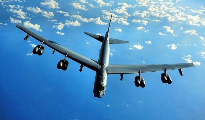 Катастрофа B-52 на авиабазе Фэйрчайлд (3 фото + 2 гиф)