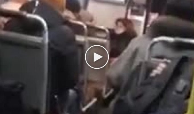 В Орле пассажир избил женщину в маршрутном автобусе из-за приспущенной маски (мат)