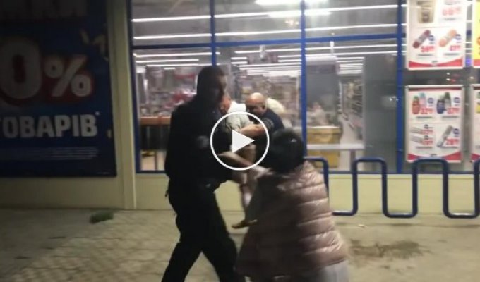 Сотрудники охранной организации избили покупателя магазина