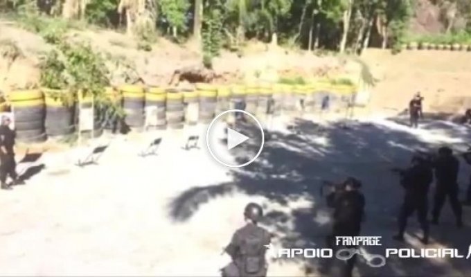 Тренировка бразильской полиции с боевыми патронами