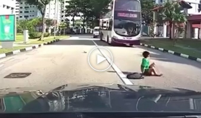 Ужасное ДТП с мальчиком на дороге. Китай