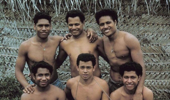 Что происходит, когда 6 парней, оказываются заперты на необитаемом острове на 15 месяцев (9 фото)