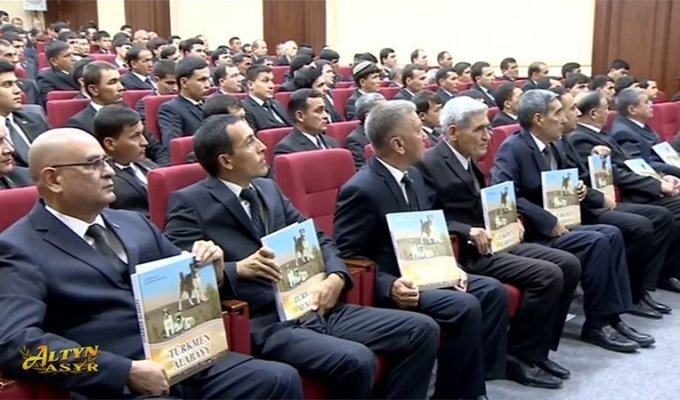 В Туркменистане шестой день празднуют публикацию книги президента об алабаях (11 фото)
