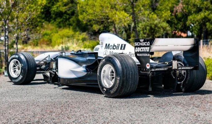 Настоящий гоночный болид McLaren выставили на аукцион (11 фото)