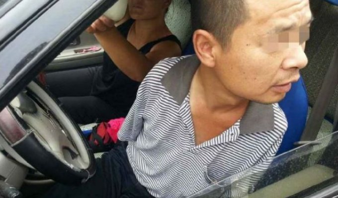 Китайские гаишники оштрафовали безрукого водителя (5 фото)