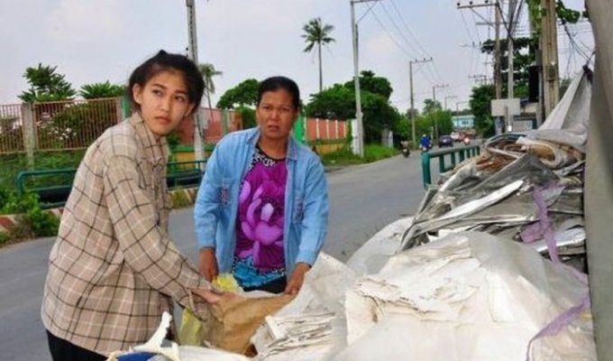Королева красоты Таиланда поклонилась в ноги матери у мусорных баков (5 фото)