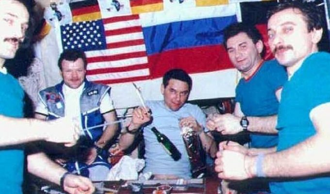 Российские космонавты - чемпионы по обходу запрета на алкоголь в космосе (5 фото)
