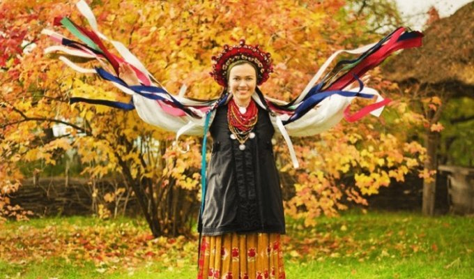 Что означают цветы и ленты в украинском венке (3 фото)