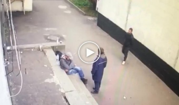 В Москве наглый грабитель избил мужчину под камерой наблюдения