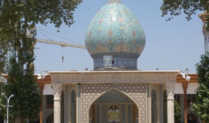 Мавзолей Шах-Черах - зеркальная мечеть в Иране (10 фото)