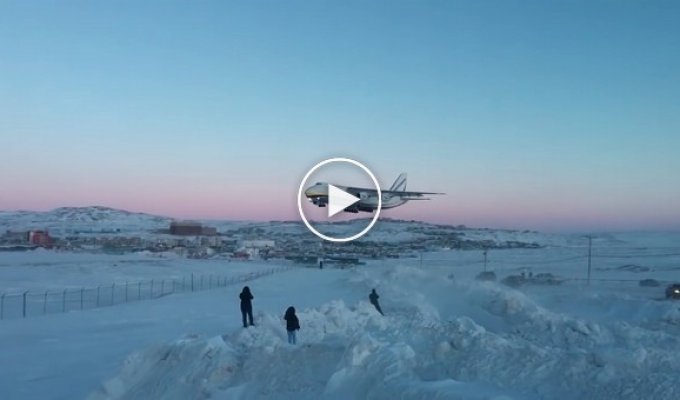 Украинский Ан-124 совершил  посадку на берегу Северно-Ледовитого океана для спасения Боинга