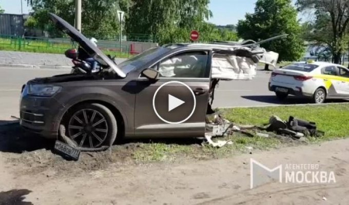 Audi разорвало надвое. В Москве лихач влетел в столб и убежал с места аварии