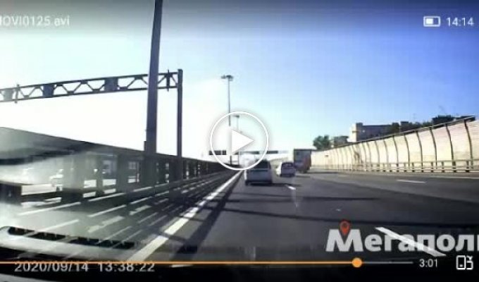 В Петербурге «шашечник» на BMW устроил аварию