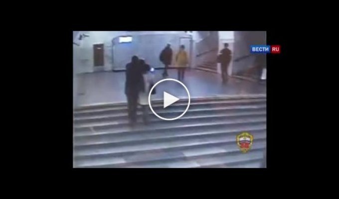 В московском метро мужчина пытался познакомиться с девушкой при помощи ножа