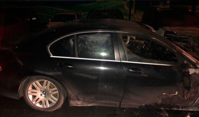 Злоумышленники подожгли BMW московского депутата (2 фото + видео)