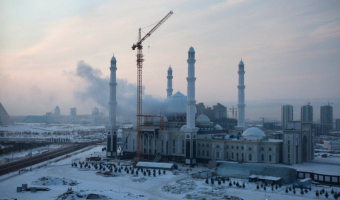 В Астане в день выборов загорелась соборная мечеть (10 фото)
