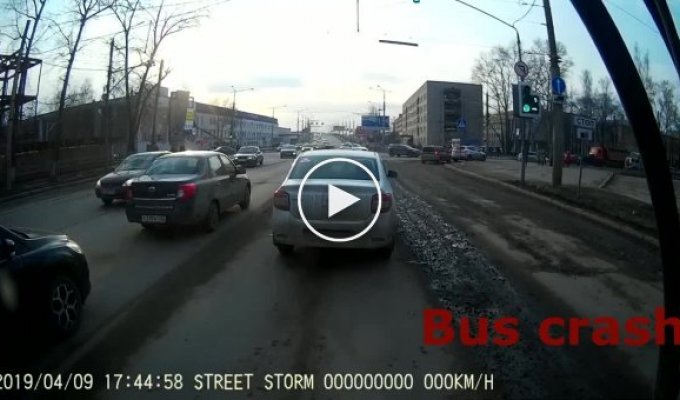 Лихой водитель столкнулся с автобусом в Вологде