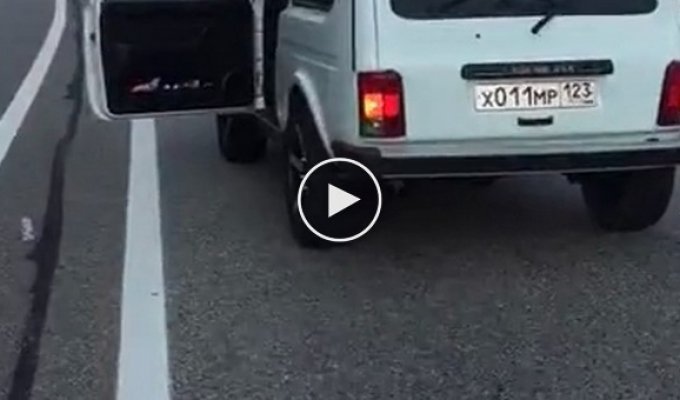 Водитель в Сочи поймал камушек на трассе