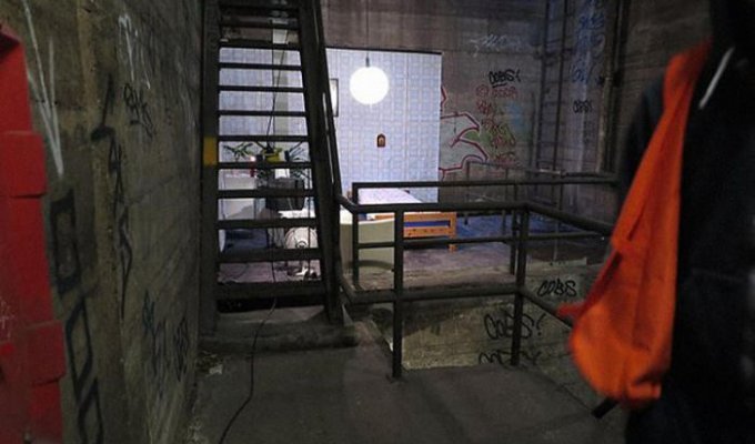 В берлинском метро обнаружена обустроенная спальня (3 фото)