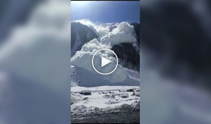 Сход массивной снежной лавины в индийском штате попал на видео