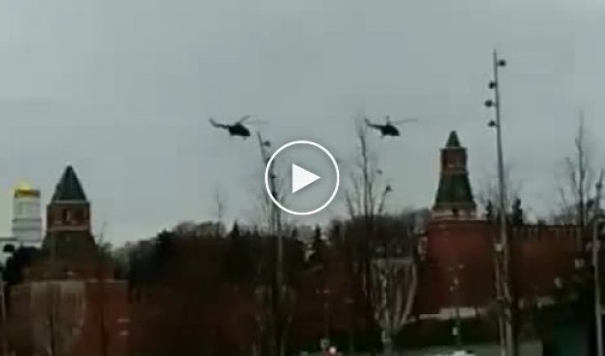 С территории Кремля взлетели два вертолета Ми-8 со странным грузом