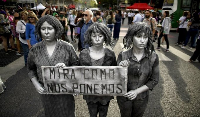 Международный женский день: забастовки, протесты и демонстрации (25 фото)