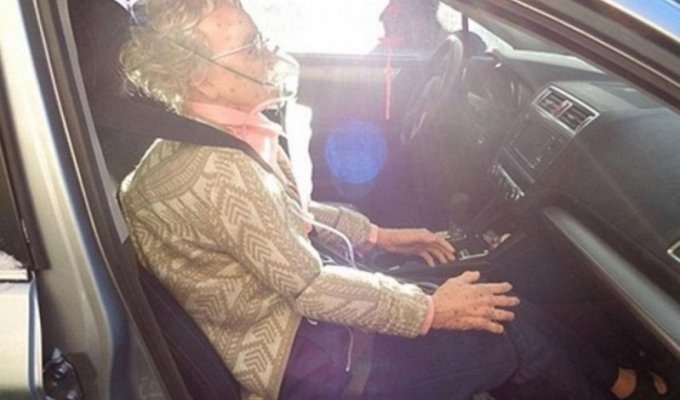 Полицейские разбили окно машины, чтобы спасти замерзшую старушку (3 фото)