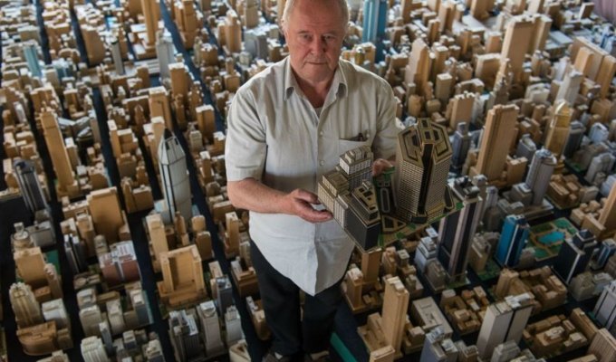 Немецкий пенсионер 65 лет строил город из картона (4 фото)