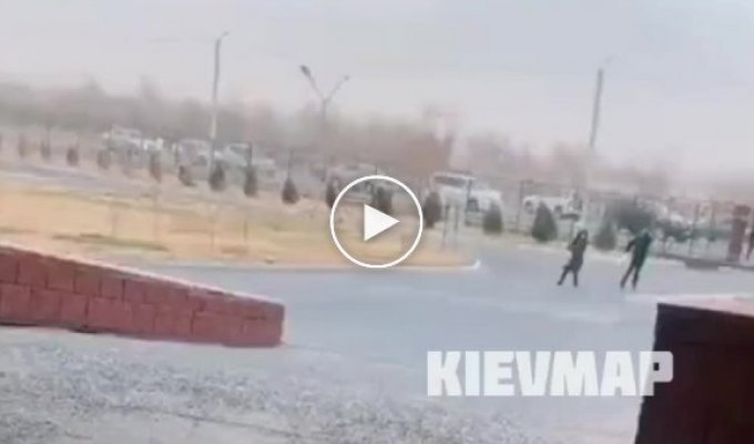 Сильный ветер в Киеве разгонял пешеходов