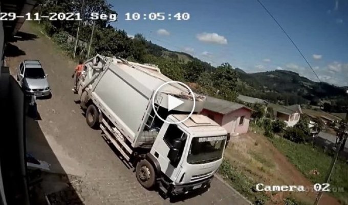 Бразильский водитель мусоровоза слишком доверял своему напарнику