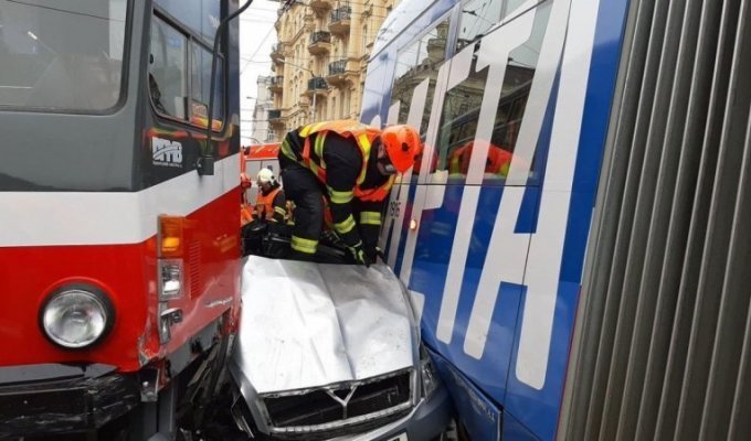 В Чехии автомобиль оказался зажат между двумя трамваями (6 фото + 1 видео)