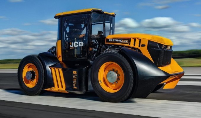 Британец установил рекорд скорости на доработанном тракторе JCB Fastrac (4 фото + 2 видео)
