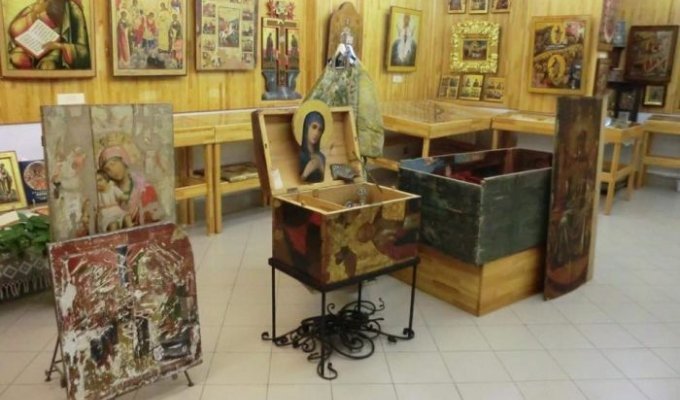 Ящики из икон в музее мэра Екатеринбурга (4 фото)