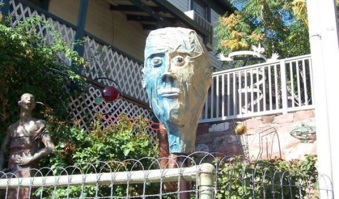 Сосед установил у себя в саду скульптуру