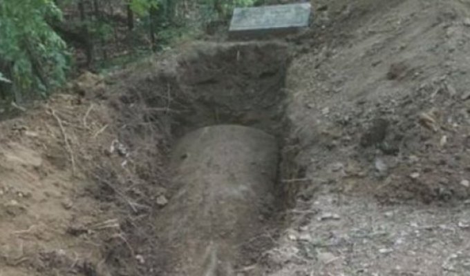 Под Одессой мужчина раскопал могилу ненавистного начальника, чтобы убедиться в его смерти лично