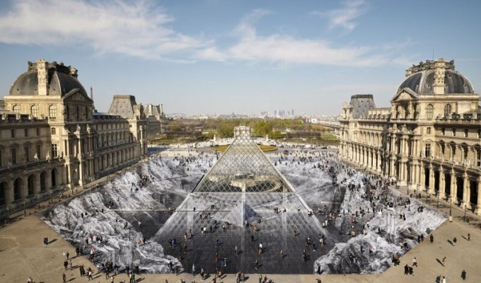 Интересная оптическая иллюзия в Лувре всего за один день была уничтожена публикой (8 фото)